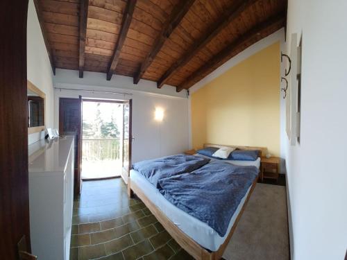 特拉雷戈Detached house in the village Trarego with a nice view of the lake的一间卧室配有一张带蓝色棉被的床