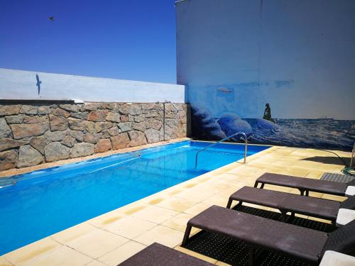 因凡特斯新镇La Casona del Abuelo Parra的前面设有2个长椅的游泳池