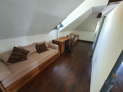 ZabierzówSuite Loft的客厅配有沙发和桌子