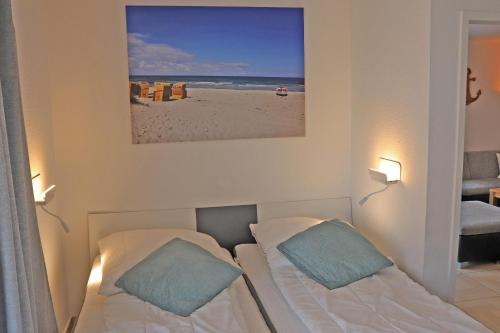 加利福尼亚Strandhus Windjammer的一间卧室配有两张床,享有海滩美景。