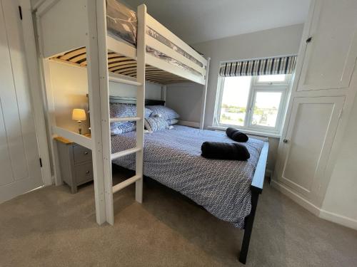 赫彻姆Coastal getaway in Heacham的一间卧室配有双层床和双层床,最多可供gmaxwell gmaxwell gmaxwell gmaxwell gmaxwell