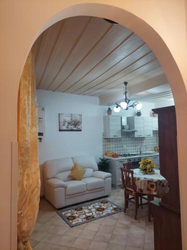 布拉恰诺Casa Vacanze Central的客厅配有白色的沙发和桌子