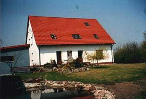 KampFerienhaus Kamp Familie Diebenow的大型白色谷仓,有红色屋顶