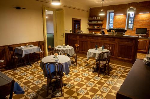 代特瓦Vagačov dom的餐厅设有2张带白色桌布的桌子