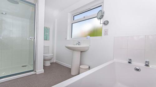 布朗顿Rooftops Braunton, Stylish Beach House - Fantastic Views - Hot Tub hire - Sleeps 8的相册照片