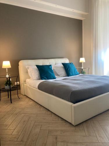 卡塔尼亚B&B Oriental Palace的一间卧室配有一张带蓝色枕头的大床