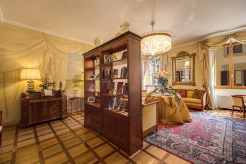 佛罗伦萨比伽罗酒店的客厅设有大型书架和沙发。