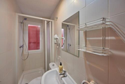马盖鲁夫Nura Houses Apartment Magaluf 3的一间带水槽、卫生间和镜子的浴室