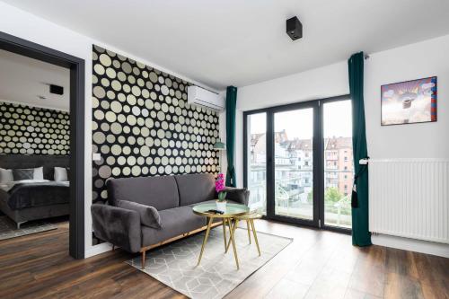 纽伦堡Eco Smart Apartments Premium City的客厅配有沙发和桌子