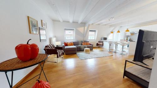 科尔马克莱夫街克尔玛公寓的客厅配有沙发和苹果桌