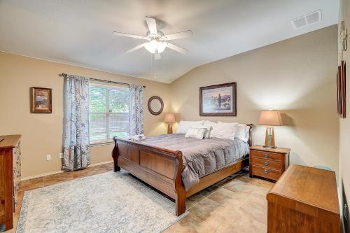 圆石城Round Rock Ranch的一间卧室配有一张床和吊扇