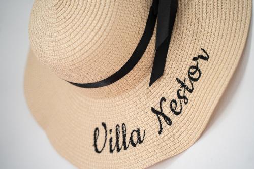 因赫尼奥Villa Nestor的带有字眼的草帽 你好 - 库奇