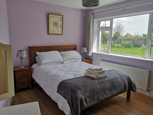 纳文Brownstead Cottage的一间卧室配有一张床,桌子上配有两条毛巾