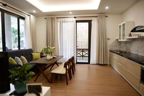 大叻晃禄酒店的厨房以及带桌椅的起居室。