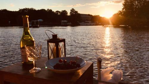 柏林Gemütliches Hausboot mit Kamin in Berlin的相册照片