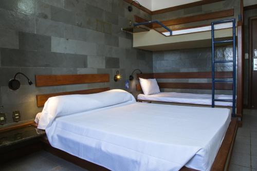 阿拉沙SESC ARAXÁ的一间设有两张床的客房,