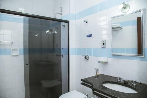 阿拉沙SESC ARAXÁ的带淋浴、盥洗盆和卫生间的浴室