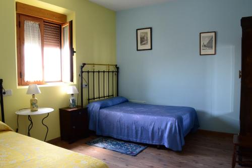 ChatúnLa Cantina de Daniel的一间卧室设有一张床、一个窗口和一张桌子