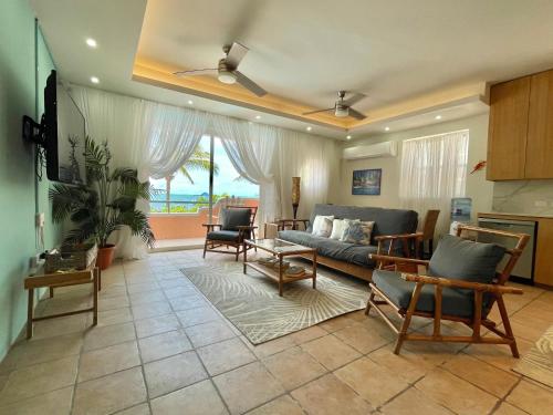 库尔克岛Seaside Villas的客厅配有沙发和桌子