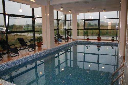 百乐费利克斯海波酒店的一座大型游泳池,位于一座带窗户的建筑内