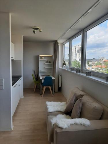 菲尔特Appartement mit Penthaus Charakter的带沙发、桌子和窗户的客厅