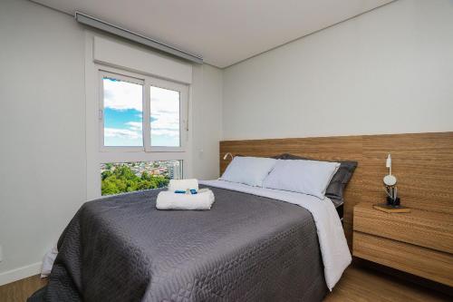 南卡希亚斯Wynn Residencial - 1002的一间卧室设有一张大床和窗户