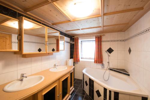 伊施格尔斯戴凡哈马特酒店的浴室配有2个盥洗盆和1个浴缸。