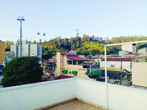 阿帕雷西达Pousada Jesus Misericordioso的阳台享有城市美景。