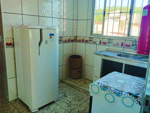 阿帕雷西达Pousada Jesus Misericordioso的厨房配有白色冰箱和水槽