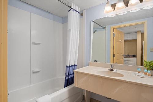 大洋城博尼塔海滩酒店的一间带水槽、淋浴和镜子的浴室