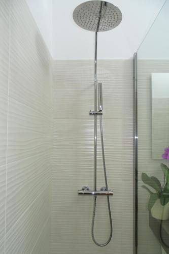 切尔沃港Sailor's House Porto Cervo的浴室内配有淋浴和头顶淋浴