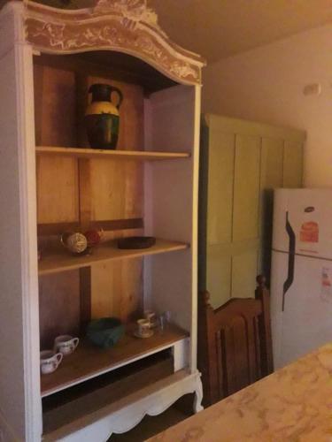 拉斐拉LOFT "sencillito" a pasos de la RUTA 34的客房设有带架子和冰箱的厨房