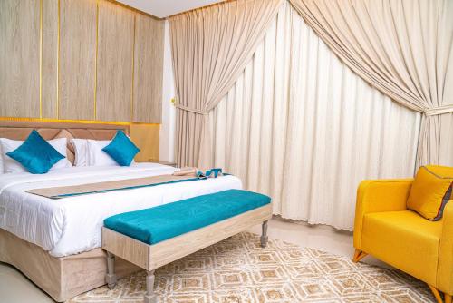 哈费尔巴廷فندق الغيمة التاسعة的一间卧室配有一张床和一张黄色椅子