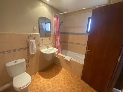 阿加迪尔利亚布公寓酒店的浴室配有卫生间、盥洗盆和浴缸。