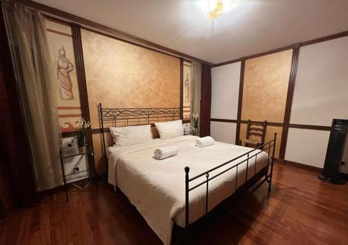 莫尔科泰Platinum Suite的一间卧室配有一张带白色床单的大床