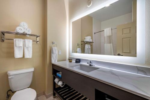 莫妮卡皇家贝斯特韦斯特优质套房酒店的一间浴室