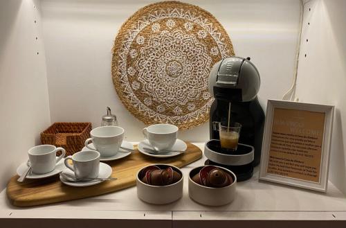 特罗亚Casa do Zimbro的桌子,茶几,咖啡冲泡设施和盘子
