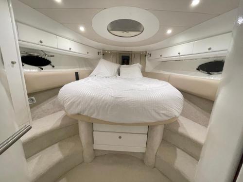 戛纳Yacht 17M Cannes Croisette Port Canto,3 Ch,clim,tv的船中间的一张床铺,有两个水槽