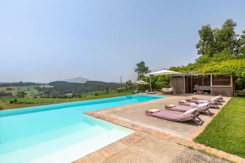 马利亚诺萨比纳Tenuta Colle Sala - Country House & Suites的一个带躺椅的游泳池和一个游泳池