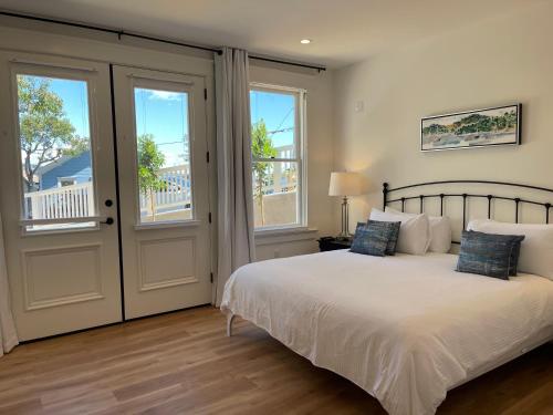 索萨利托索萨利托山墙酒店的一间卧室设有一张床和两个窗户。