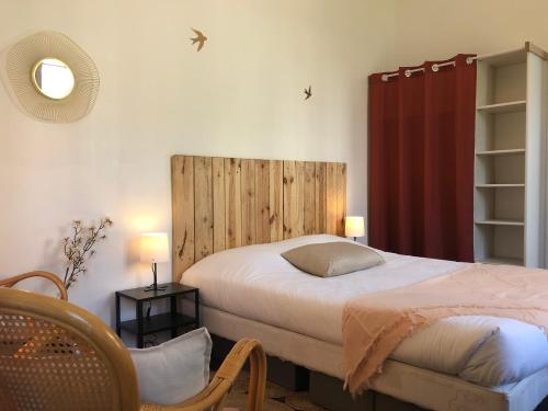 图尔Studio paisible avec jardin - Tours centre的一间卧室配有一张带木制床头板的床