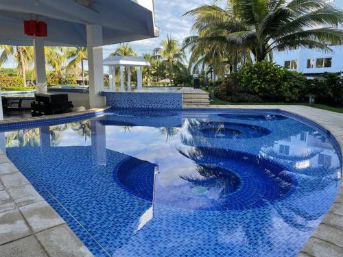 蒙特里科Wave nSea Monterrico的度假村内一个蓝色瓷砖游泳池