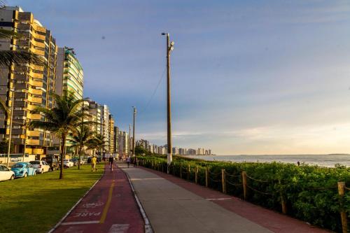 维拉维尔哈Hotel Olympia的海滨人行道,旁边是海滩,有建筑和海洋