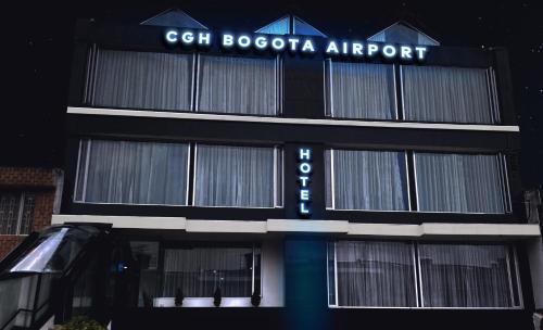 波哥大Hotel CGH Bogota Airport的一座有标志的建筑,上面写着一个读唱片的标志