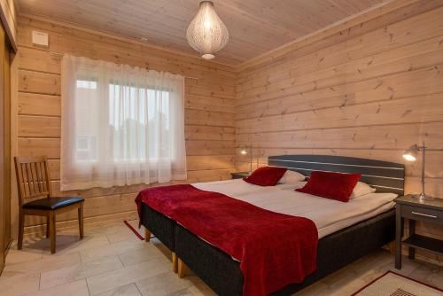 埃克勒Granbergs Gästhus och Gästhem的木制客房内的一间卧室,配有一张床