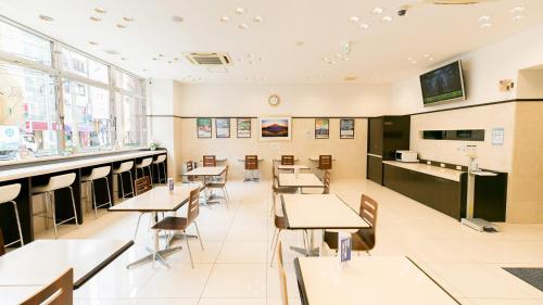 鹿儿岛Toyoko Inn Kagoshima chuo eki Higashi guchi的食堂里带桌椅的教室