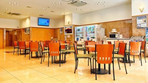 北九州Toyoko Inn Kokura-eki Minami-guchi的餐厅内带桌椅的用餐室