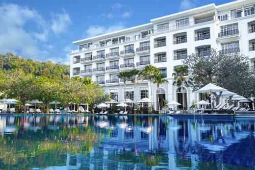 立咯海滩The Danna Langkawi - A Member of Small Luxury Hotels of the World的大楼前设有游泳池的酒店