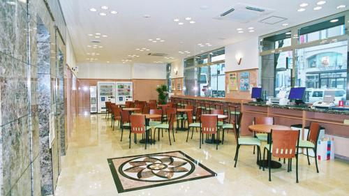 熊本Toyoko Inn Kumamoto-jyo Toricho Suji的餐厅设有酒吧和桌椅
