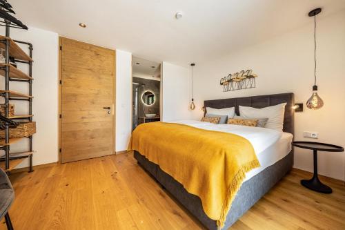 加尔加佐内Videre Doppelzimmer的一间卧室设有一张大床,铺有木地板